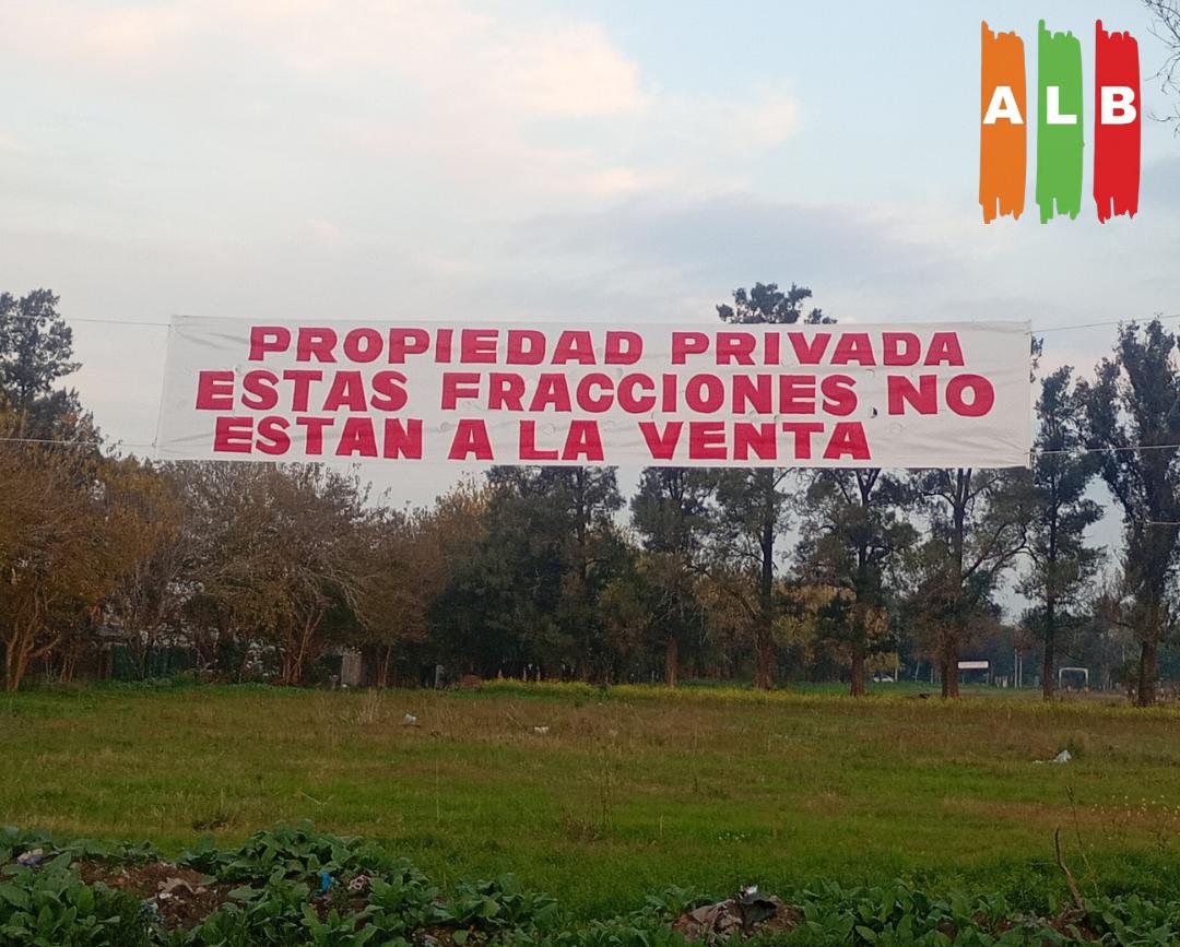 LUEGO DE QUE “AGENCIA DE NOTICIAS LA BARRIADA” DENUNCIÓ UNA VENTA ILEGAL DE LOTES PUSIERON UN «LLAMATIVO CARTEL”